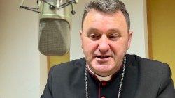 Арцыбіскуп Юзаф Станеўскі ў студыі Ватыканскага радыё