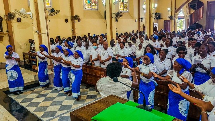 Professores da arquidiocese celebram jubileu com peregrinação à Sé Catedral da Beira