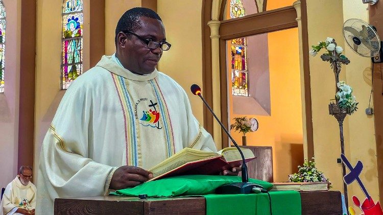 Padre Marcos Mubango, durante a Missa por ocasião do jubileu dos professores, na arquidiocese da Beira (Moçambique)
