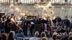 El hermano Alberto Pari presenta un concierto del Instituto Magnificat en Ein Kerem, a pocos kilómetros de Jerusalén (foto: Instituto Magnificat)