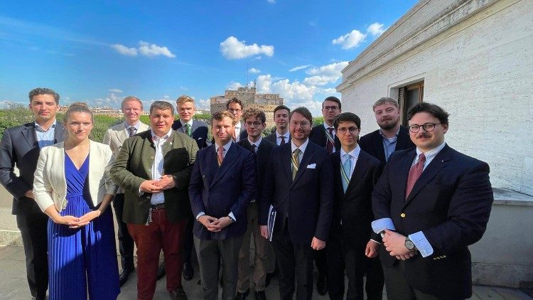 Vertreter der Arbeitsgemeinschaft katholischer Studenten bei Radio Vatikan 