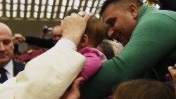 Um momento do encontro entre o Papa Francisco e o povo cigano em 26 de outubro de 2015, na Sala Paulo VI