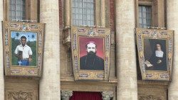 ഒക്ടോബർ 19-ന് ഞായറാഴ്ച വിശുദ്ധപദത്തിലേക്കുയർത്തപ്പെടുന്ന ഏഴു വാഴ്ത്തപ്പെട്ടവരിൽ നിണസാക്ഷികളായ ഇഗ്നേഷ്യസ് മലൊയാൻ (മദ്ധ്യത്തിൽ) പീറ്റർ തൊ റോത്ത് (ഇടത്ത്) സന്യാസിനി വിൻചേൻത്സ മരിയ പൊളോണി (വലത്ത്)