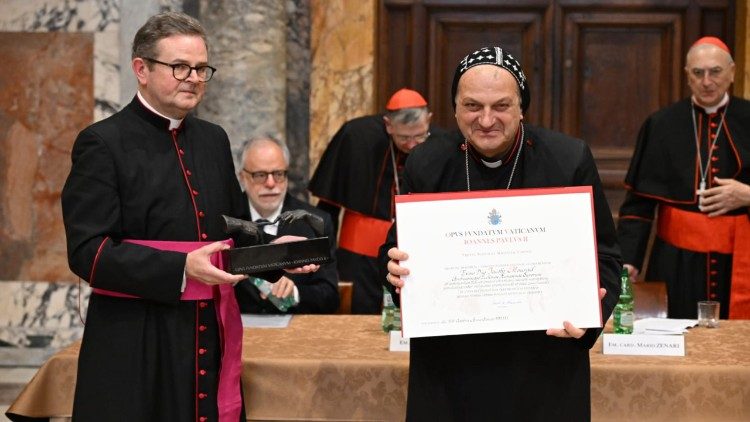 Ks. Paweł Ptasznik, prezes Watykańskiej Fundacji Jana Pawła II wręczył abp. Jacquesowi Mouradowi nagrodę "Premio San Giovanni II"