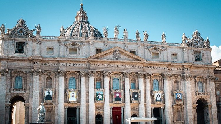 An der Fassade des Petersdoms sind schon die Bildnisse der neuen Heiligen aufgehängt