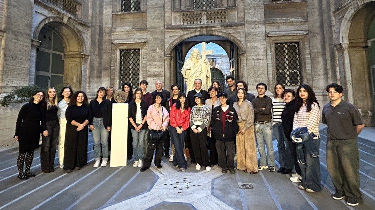 Удзельнікі чацьвёртага набору Школы мастацтваў і рамёстваў у Ватыкане