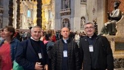 Preotul Felician Tiba (stânga), împreună cu confrații săi Fabian Măriuț (centru) și Francisc Ungureanu (dreapta), în pelerinaj la Roma