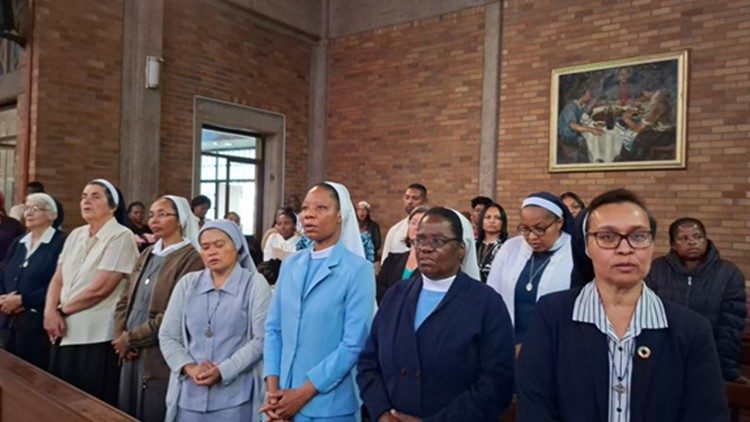 Religiosas durante a Missa na Catedral de Cristo Rei, em Joanesburgo