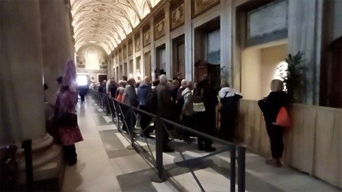 Sechs Monate nach dem Tod von Franziskus: Pilger beten am Papstgrab