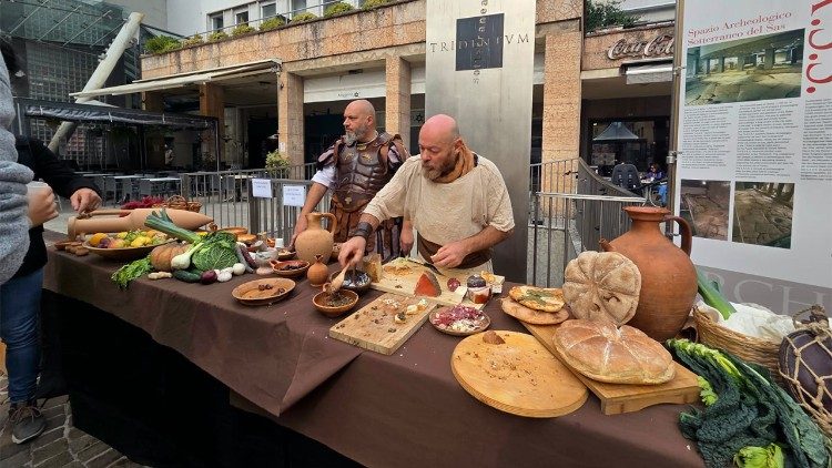 Uno stand propone il cibo dell'antica Tridentum romana