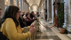 Wierni przed grobem papieża Franciszka w bazylice Santa Maria Maggiore