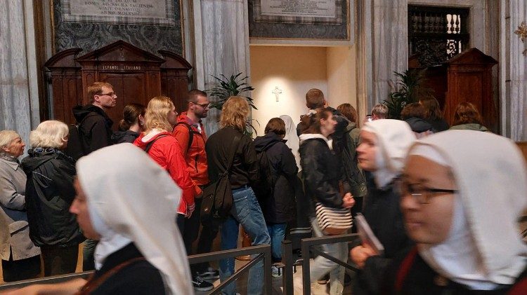 Fieles en oración ante la tumba de Francisco