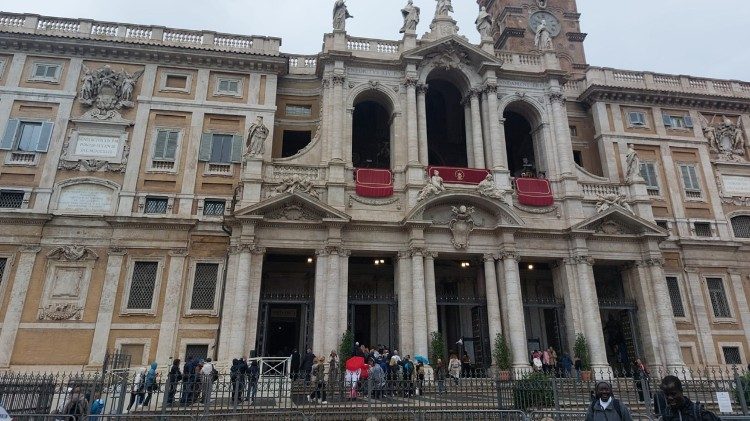 21 października, pomimo porannego deszczu w Rzymie, kolejka wiernych do Bazyliki Santa Maria Maggiore była liczna
