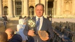 Marek Popiełuszko z relikwiami ks. Jerzego i kamieniem węgielnym pod jego muzeum w Okopach