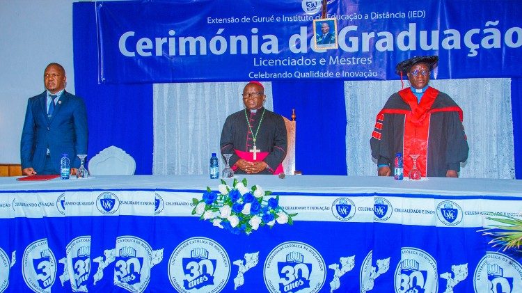 Dom Inácio Lucas (C), Bispo de Gurúè, Moçambique, na cerimónia de graduação de 121 estudantes da Universidade Católica de Moçambique no Gurúè