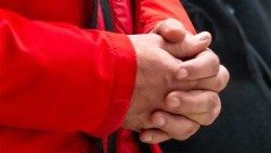 Imára kulcsolt kézzel