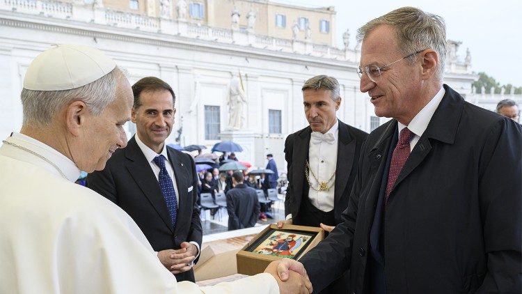 Der Landeshauptmann von Oberösterreich, Thomas Stelzer, bei Papst Leo XIV. Im Hintergrund Österreichs Botschafter beim Heiligen Stuhl Marcus Bergmann und das Hinterglasbild des Hl. Florian