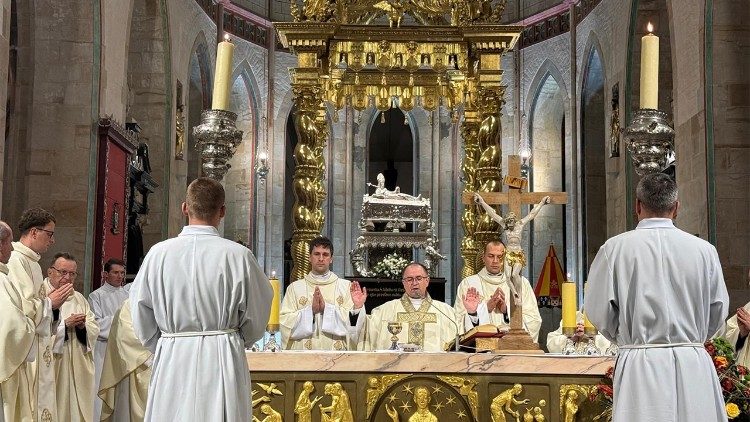 Św. Jan Paweł II w Gnieźnie w 1979 r. nazwał kard. A. Hlonda wielkim prymasem Polski niepodległej, Polski dwudziestolecia i Polski okupacyjnej