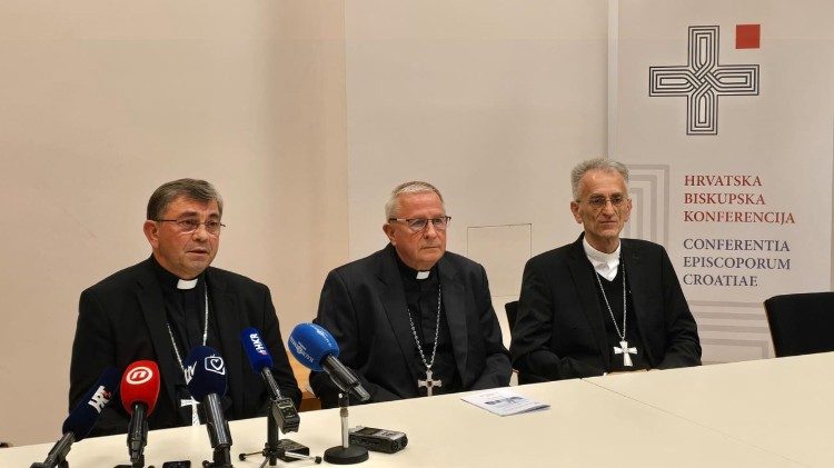 Na konferenciji za novinare - biskupi Ivo Martinović, Mijo Gorski i Ivan Ćurić
