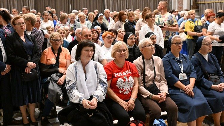 W każdy czwartek Msza przy grobie Papieża Polaka jest ważnym wydarzeniem dla rodaków