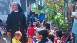 Sơ Ruby Eden trong một bữa ăn của các trẻ em