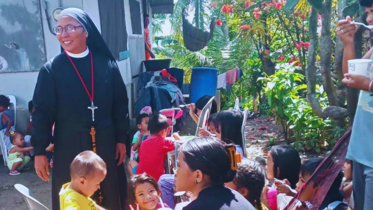 Sơ Ruby Eden trong một bữa ăn của các trẻ em