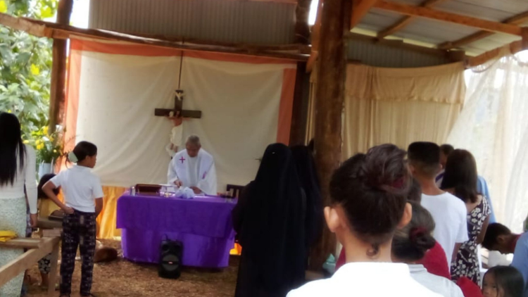 Die Gemeinde von Compostela in der kleinen Bambuskirche bei der Sonntagsmesse