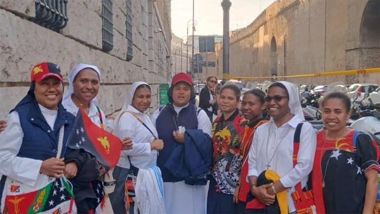 पापुआ न्यू गिनी के तीर्थयात्री संत पेत्रुस महागिरजाघर के प्रांगण में पीटर टू रोट की संत घोषणा के लिए एकत्रित हुए।