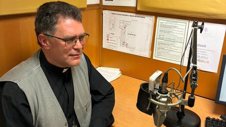 Вспомогательный епископ Карагандинской епархии монсеньор Евгений Зинковский во время интервью для Русской службы