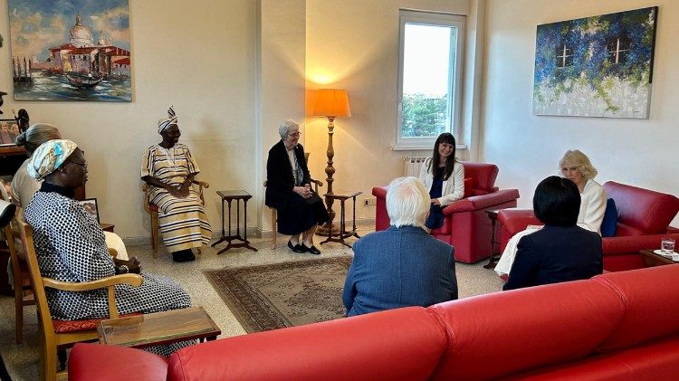 La regina Camilla con le religiose