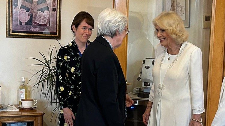 La regina Camilla con suor Roxanne Schares, segretaria esecutiva della Uisg