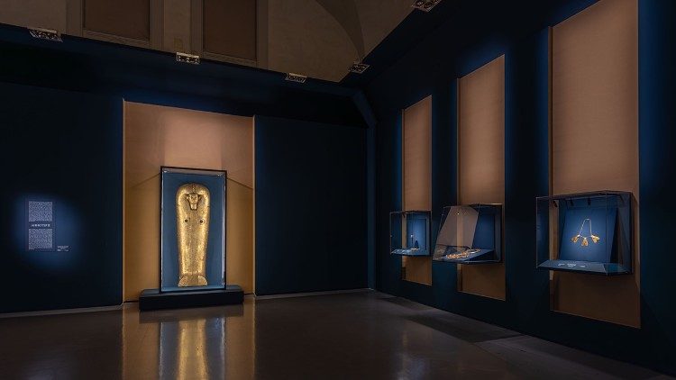 Allestimento della mostra "Tesori dei faraoni". L'antico Egitto alle Scuderie del Quirinale