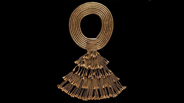 Grande collare di Psusennes I, XXI Dinastia, Terzo Periodo Intermedio, oro, lapislazzuli, corniola, feldspato, Tomba di Psusennes I, Tanis, Il Cairo, Museo Egizio, Fotografia di Massimo Listri