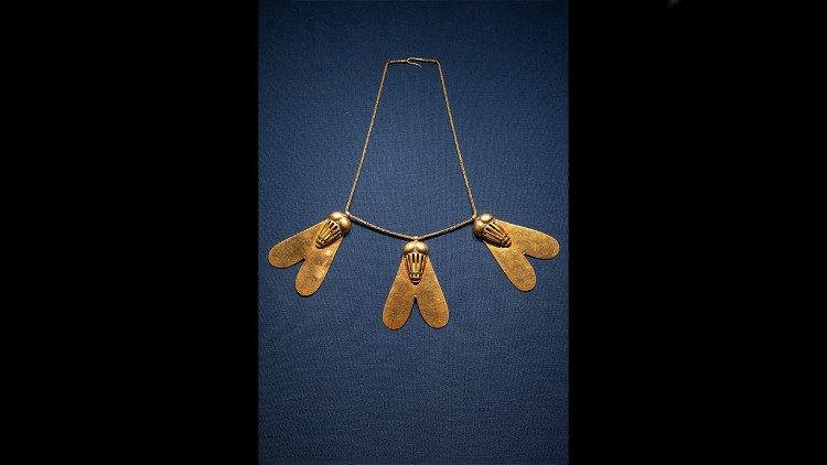 Collana delle mosche d'oro, decorazione al valor militare, fine XVII o inizio XXVIII dinastia, Nuovo Regno, regno di Ahmose I Oro Tomba della regina Ahhotep II, Dra Abu el- Naga, riva occidentale, Luxor Museo di Luxor Photo credit: Fotografia di Massimo Listri