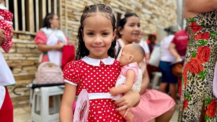 Os devotos de Menina Benigna no interior do Cear&aacute;