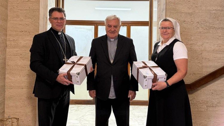 Pri odovzd&aacute;van&iacute; procesu na Kongreg&aacute;cii pre kauzy sv&auml;t&yacute;ch