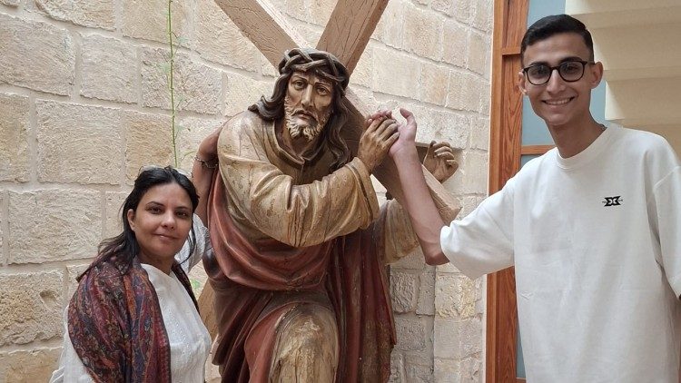 Suhail con su hermana en el complejo parroquial