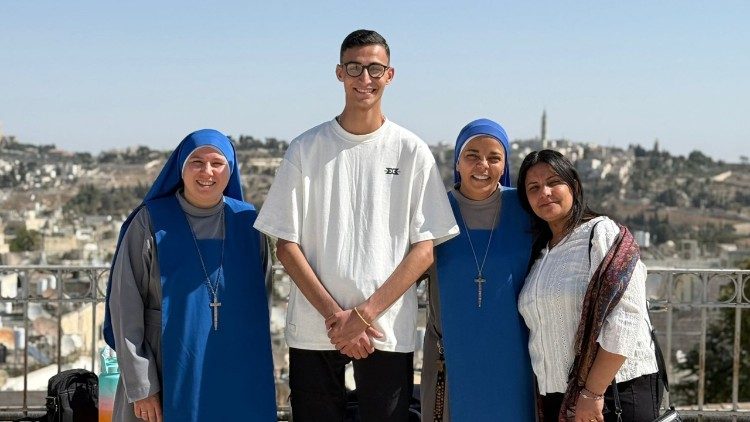 Suhail con las religiosas de la parroquia de Gaza