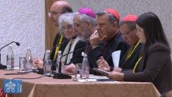 A brasileira Mariana Venâncio (a primeira da mesa) ao fazer a sua intervenção antes do encontro com o Papa