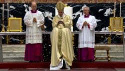Papa Leone XIV impone le mani sul capo di monsignor Wachowski, nunzio apostolico in Iraq, nel corso delle liturgia di ordinazione episcopale nella Basilica di San Pietro