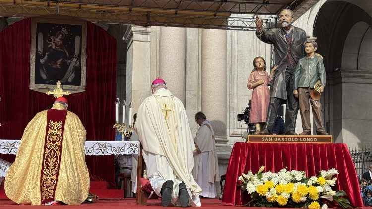 Il cardinale Semeraro, a sinistra, l'arcivescovo Caputo, a destra, inginocchiati in preghiera. 