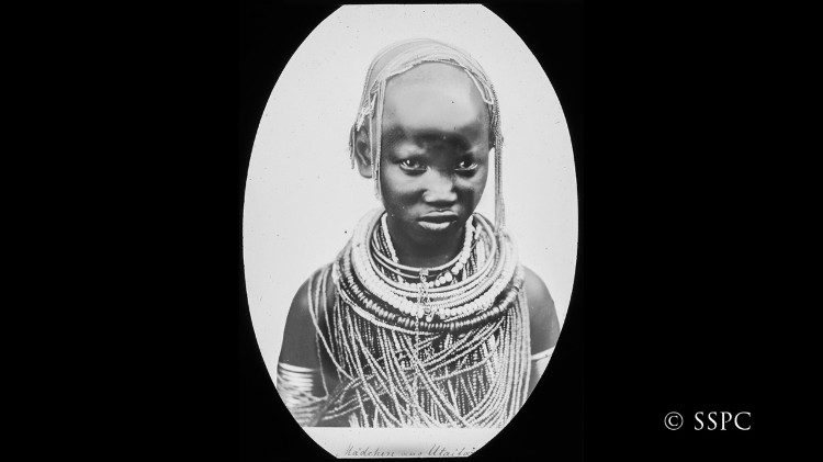 Mädchen aus Utaita (Ostafrika)_Britisch-Ostafrika (Kenia), um 1900, Fotostudio D.V.F. Figueira. Aus der Sammlung Ledochowska