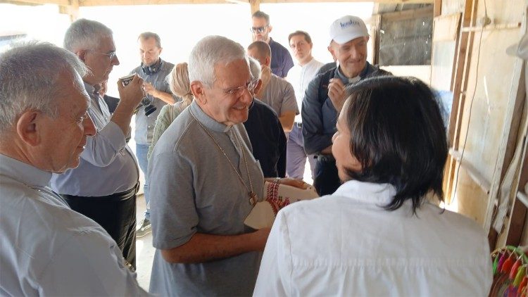  I vescovi della Lombardia visitano un villaggio beduino nel deserto tra Gerusalemme e Gerico