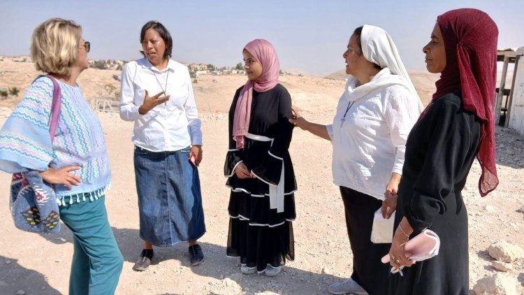  I vescovi della Lombardia visitano un villaggio beduino nel deserto tra Gerusalemme e Gerico