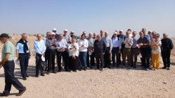 Các Giám mục miền Lombardia thăm một làng của người Bedouin giữa Giêrusalem và Giêricô