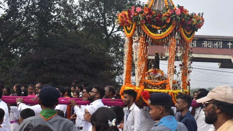 माता मरियम की शोभा यात्रा