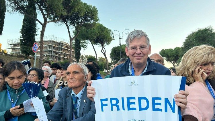 Setzt ein Zeichen für den Frieden am Kolosseum: Stefan Kaiser aus Frankfurt