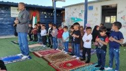 Bambini del villaggio accolgono i vescovi della Lombardia