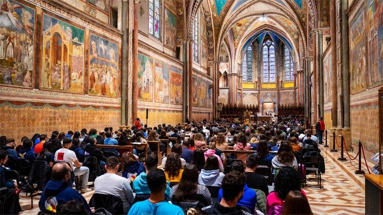 Giovani in preghiera ad Assisi