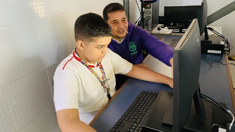 Uno studente del corso supportato da un professore
